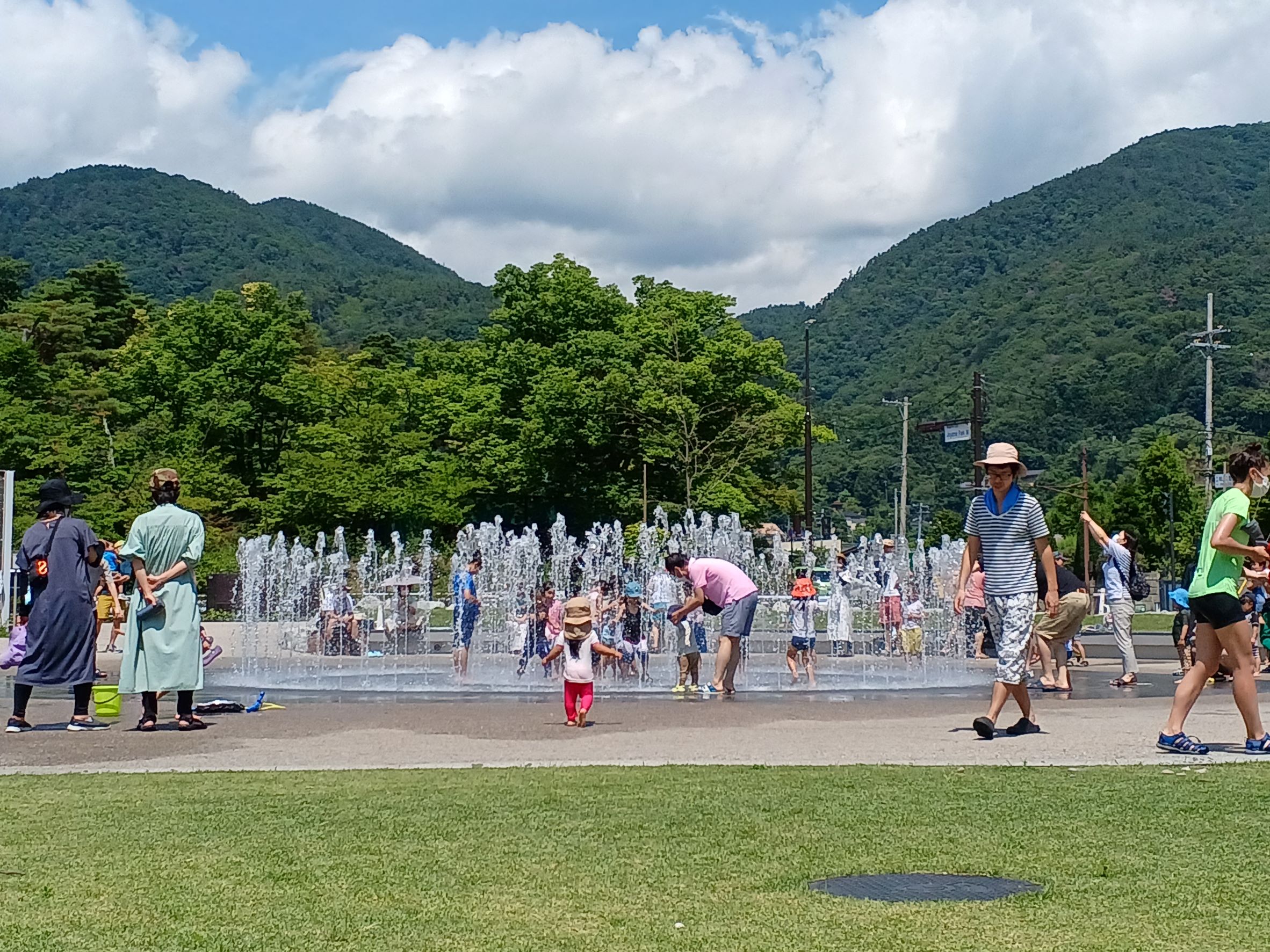 噴水広場の賑わい