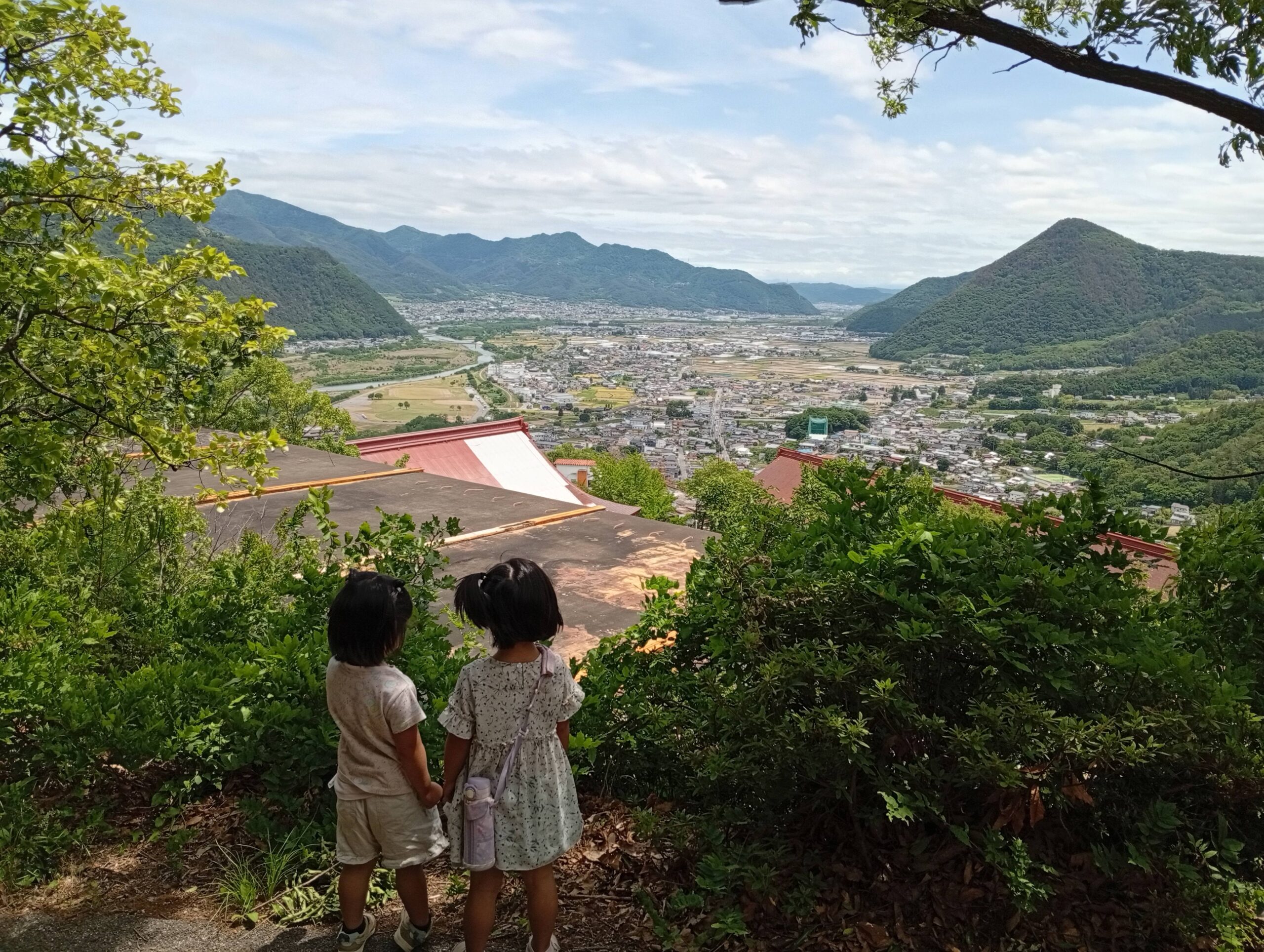 里山から町を見下ろす